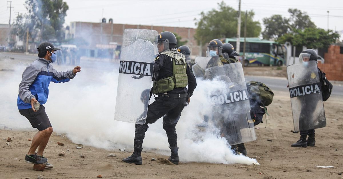 Protests in Peru: a riot between police and rural workers from other protesters killed