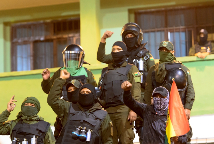 Policías en Cochabamba. (REUTERS/Danilo Balderrama)