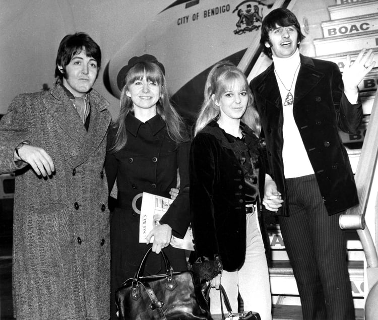Paul McCartney con su pareja Jane Asher y Ringo con su primera esposa Maureen Starkey en el vuelo que los llevó a ver al gurú Maharashi en febrero de 1968 (Shutterstock ) 