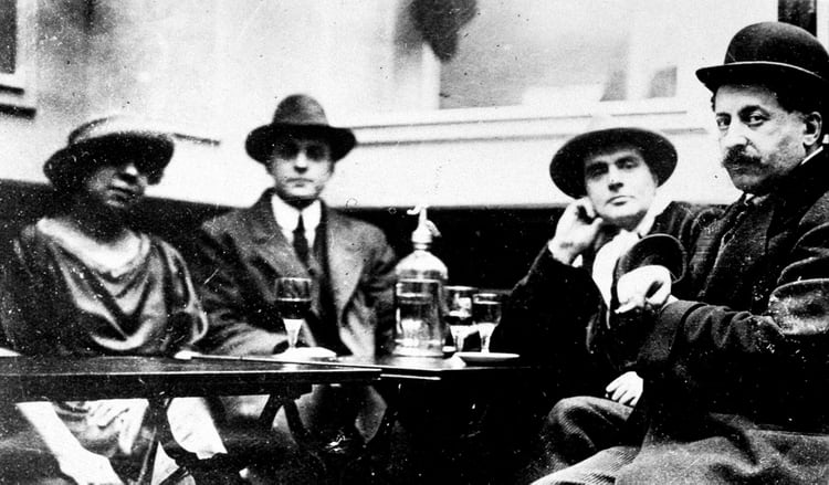 Amedeo Modigliani y Adolphe Basler en el Café du Dôme, París, en 1918 (Shutterstock) 