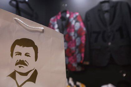 Un bolso con la imagen del rostro del narcotraficante mexicano Joaquín "El Chapo" Guzmán en un stand de una marca de ropa "El Chapo 701" en la feria Intermoda en Guadalajara, México, 16 de julio de 2019 (Foto: Archivo / Reuters) 
