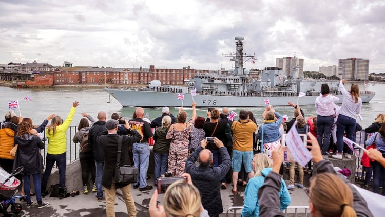 La fragata HMS Kent deja el puerto de Portsmouth (Royal Navy)