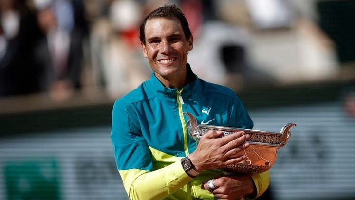 Rafa Nadal posa con el trofeo de ganador de Roland Garros 2022 (REUTERS).