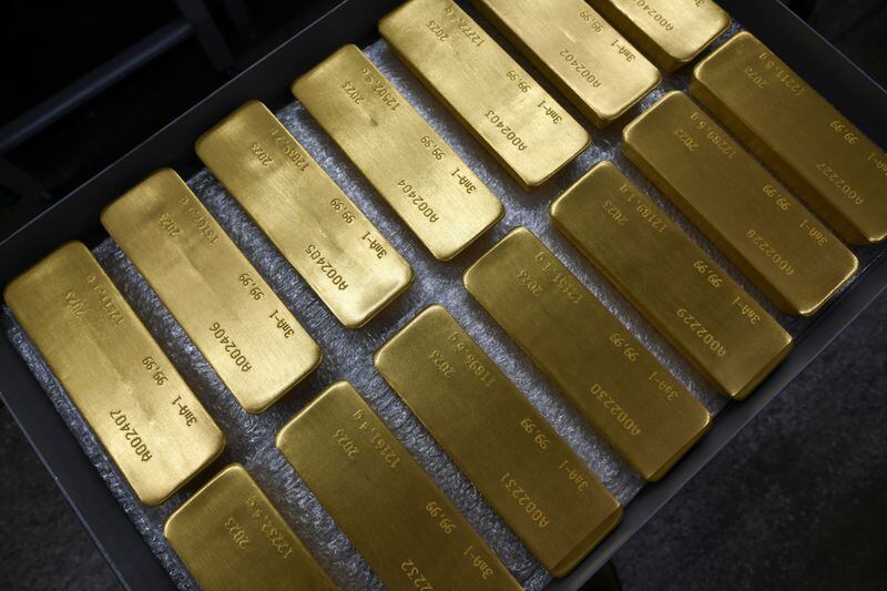 FOTO DE ARCHIVO: Lingotes de oro puro al 99,99 por ciento en una sala de trabajo en la planta de metales preciosos Krastsvetmet en la ciudad siberiana de Krasnoyarsk, Rusia. 31 de enero, 2023. REUTERS/Alexander Manzyuk