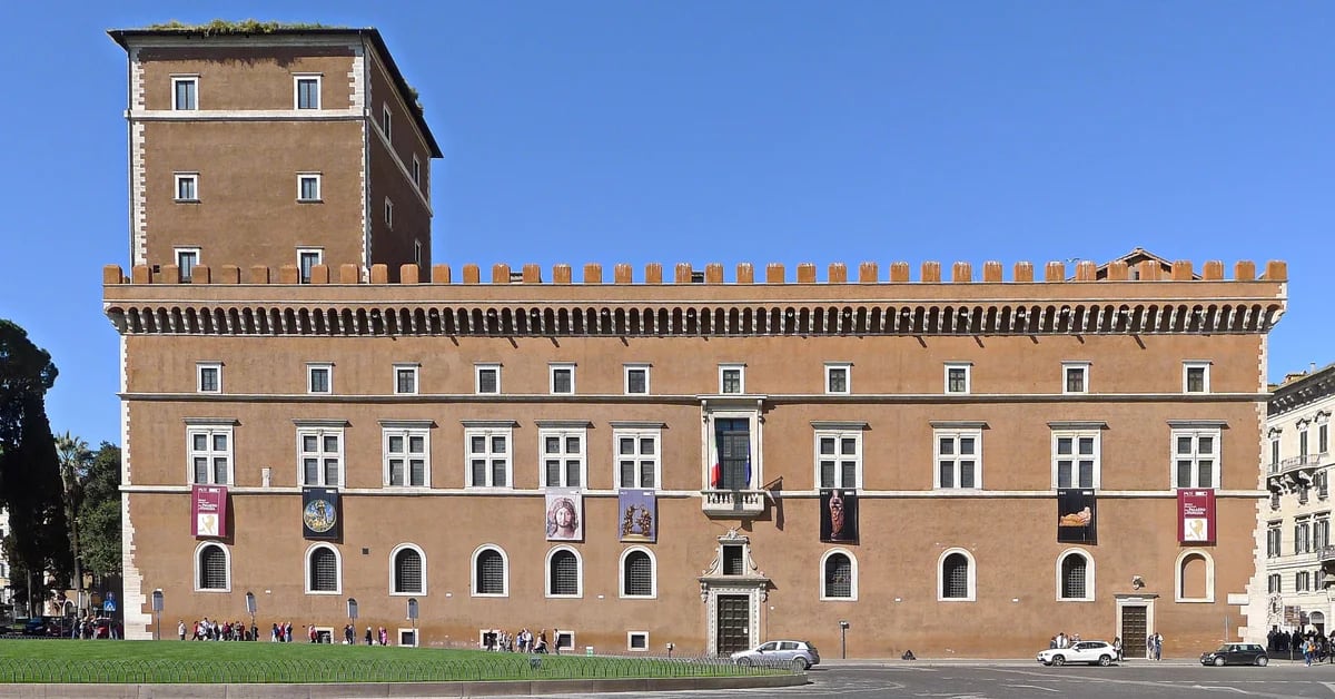 Un turista argentino fa schiantare un drone contro un edificio storico di Roma e rischia una multa fino a $ 68.000