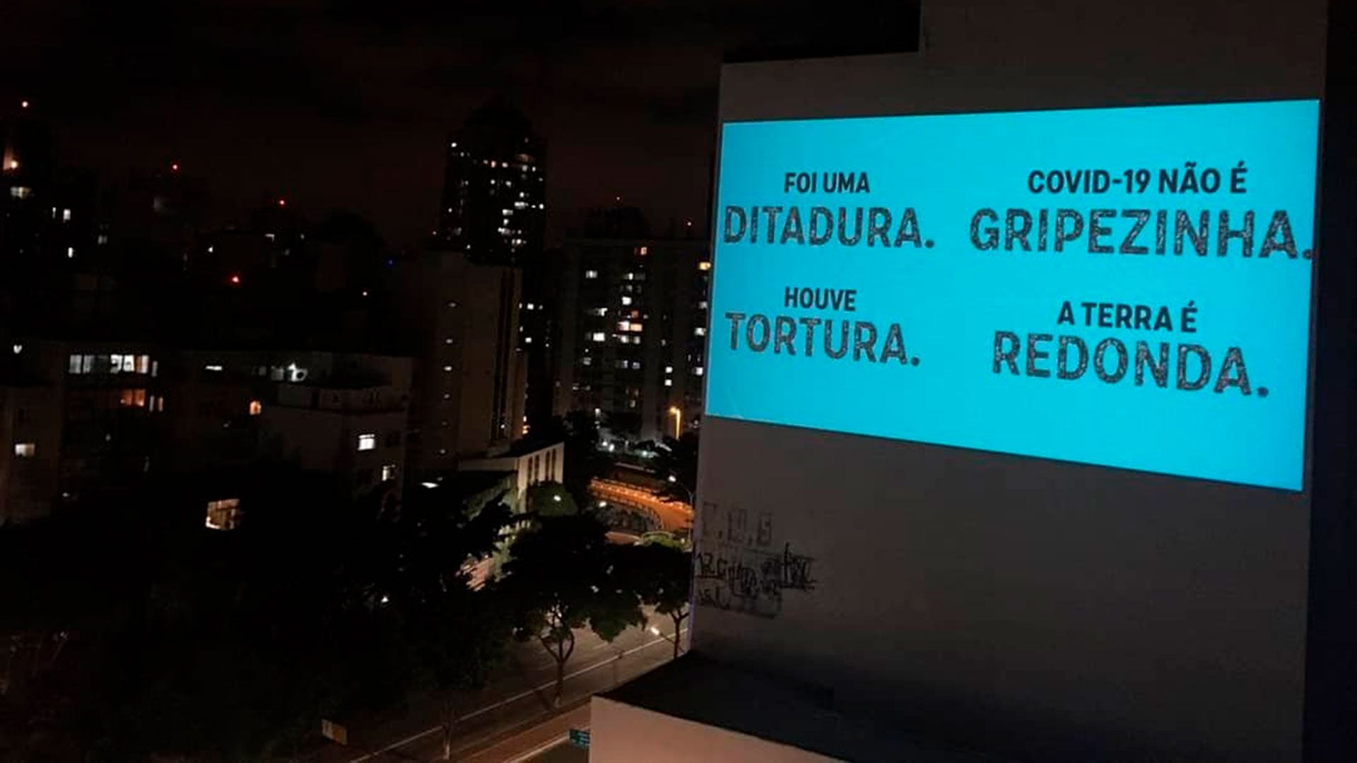 Carteles proyectados durante el cacerolazo contra Bolsonaro en Brasil 
 (@MidiaNINJA)