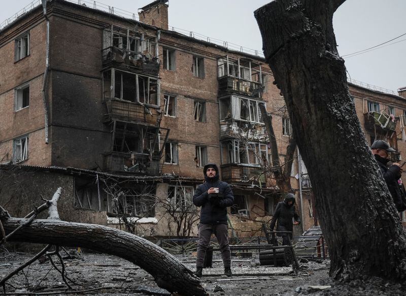 Foto de archivo: Un residente sostiene una comida caliente gratuita cerca de un edificio residencial destruido por un ataque de misiles rusos en la ciudad de Vyshhorod, cerca de Kiev, Ucrania, el 24 de noviembre de 2022 (REUTERS/Gleb Garanich)