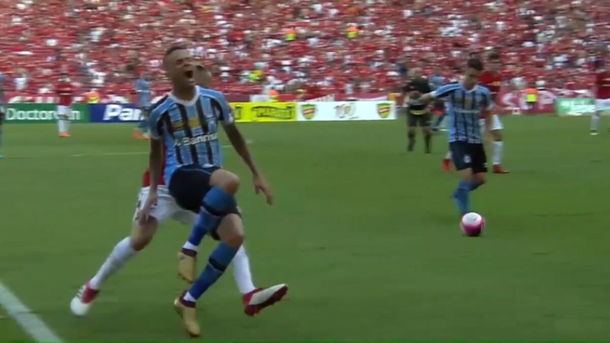D'Alessandro, fuera de control: golpeó sin pelota a una de las figuras de Gremio en el clásico de Porto Alegre
