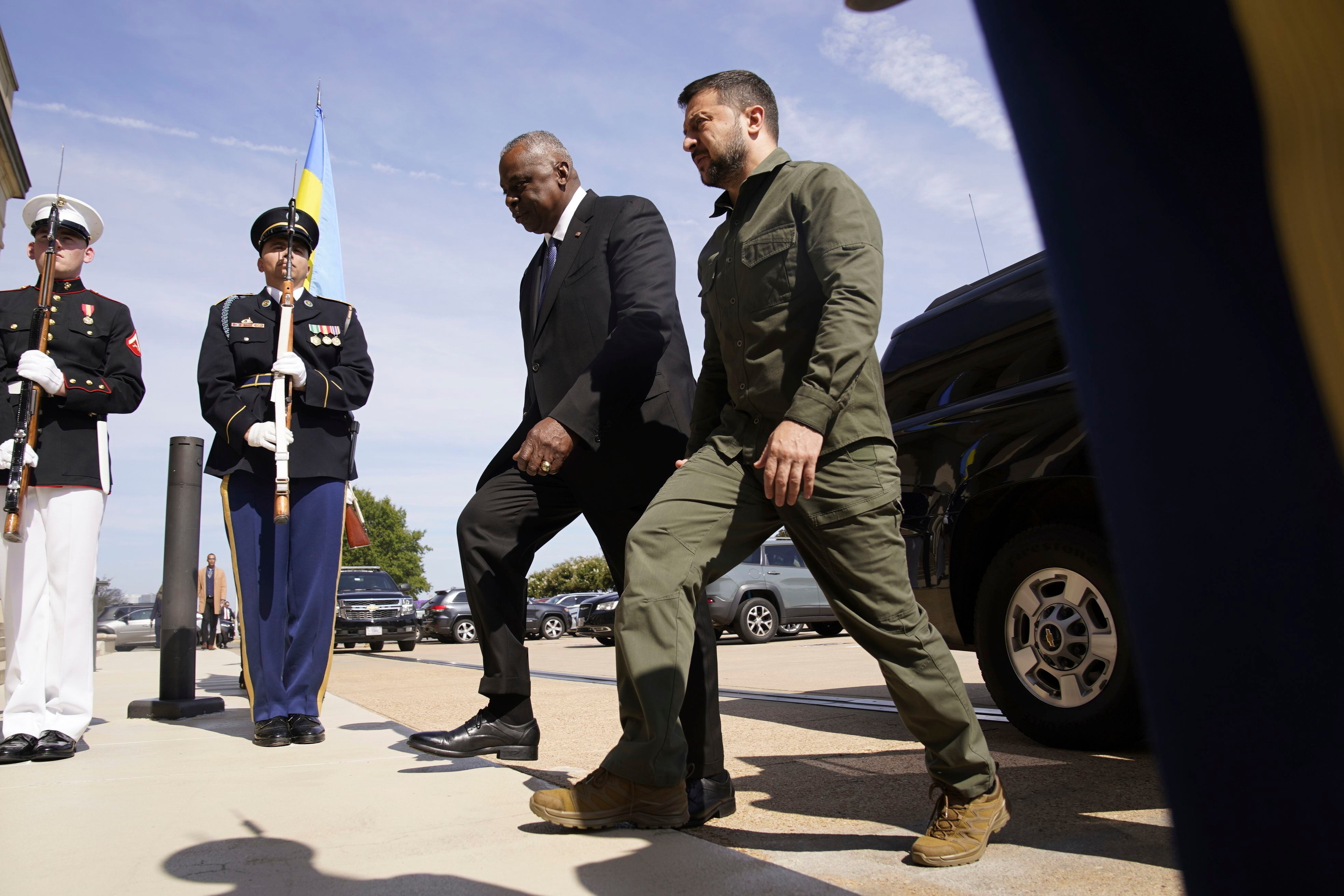 El secretario de Defensa de Estados Unidos, Lloyd Austin, camina junto al presidente ucraniano Volodymyr Zelenskyy durante una ceremonia de bienvenida en el Pentágono, el 21 de septiembre de 2023, en Washington. (AP Foto/Andrew Harnik, archivo)