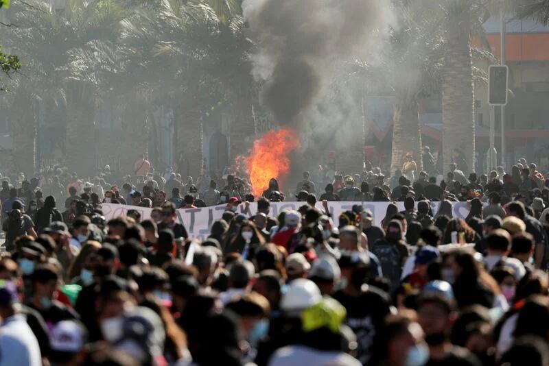Manifestantes participan en una protesta contra el gobierno de Chile en el segundo aniversario del estallido social que sacudió a la capital en 2019, en Santiago, Chile, el 18 de octubre de 2021. REUTERS/Ivan Alvarado