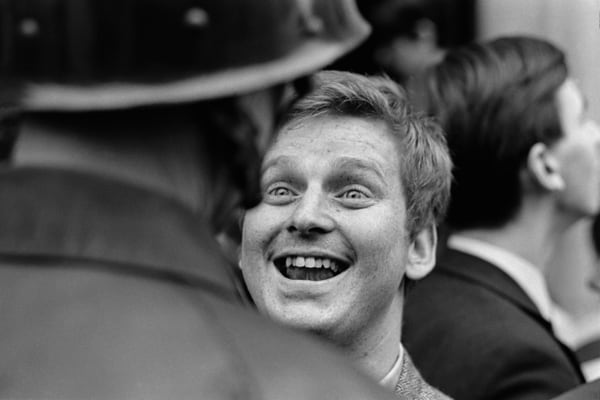 3 de mayo de 1968, París, Francia. Daniel Cohn-Bendi rodeado por policías frente a la Sorbonne. (© Jacques Haillot/Apis/Sygma/Corbis)