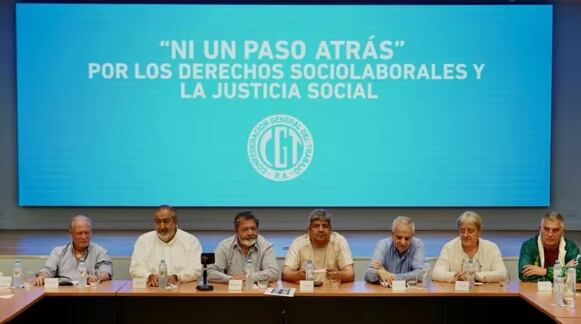 Desde la izquierda. Andrés Rodríguez, Héctor Daer, Gerardo Martínez, Pablo Moyano, José Luis Lingeri, Abel Furlán y "Paco" Manrique