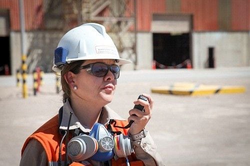 La brecha laboral de la mujer en el sector minero se acentúa aún más en puestos que tienen que ver con el campo la operatividad propiamente de la industria.