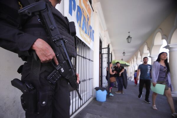 Policías de la Fuerza Única Regional (FUR) patrullan las calles de Tecalitlán, en el estado de Jalisco, tras la desaparición de los italianos Russo, Antonio y Vincenzo, quienes fueron vistos por última vez el 31 de enero en Tecalitlán. (EFE/Carlos Zepeda).