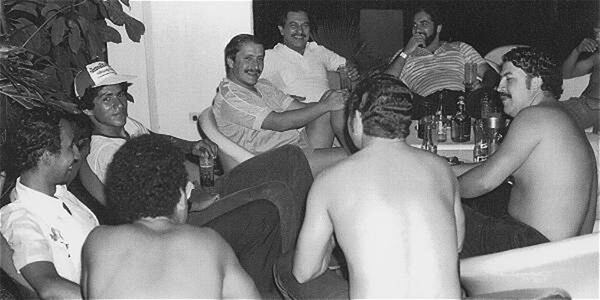 Pablo Escobar en una reunión con sus sicarios en la hacienda Nápoles.