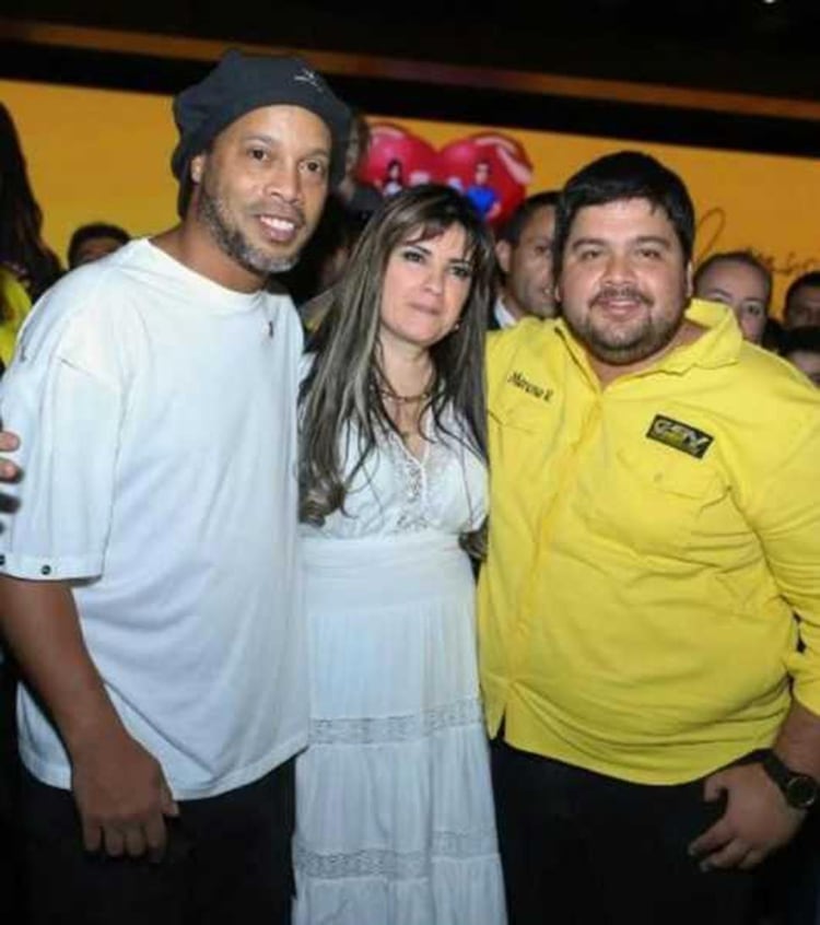 Ronaldinho junto a Dalia López, quien sigue prófuga