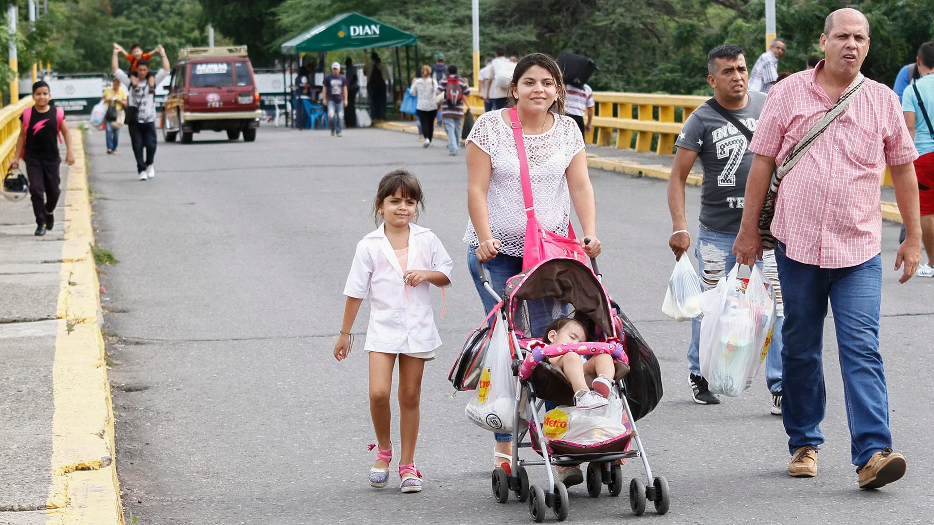 “No tenemos nada de comida para darle a nuestros hijos”, dijo una venezolana que cruzaba la frontera (AFP)