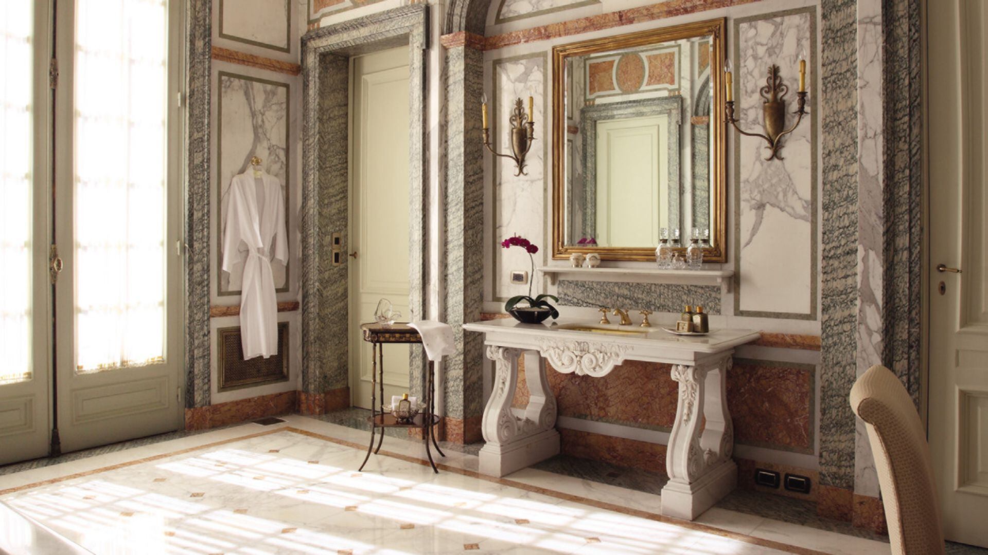 El baño es de mármoles italianos y franceses de 1920 y cuenta con canillas son de oro