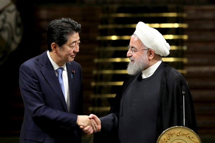 El primer ministro japonés, Shinzo Abe, a la izquierda, y el presidente de Irán, Hasan Ruhani, se estrechan la mano tras su conferencia de prensa en el Palacio de Saadabad en Teherán, Irán, el miércoles 12 de junio de 2019 (AP Foto/ Ebrahim Noroozi)