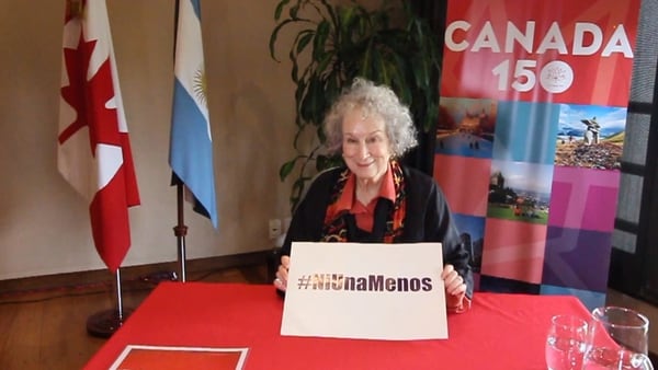 Margaret Atwood, en apoyo al movimiento Ni Una Menos