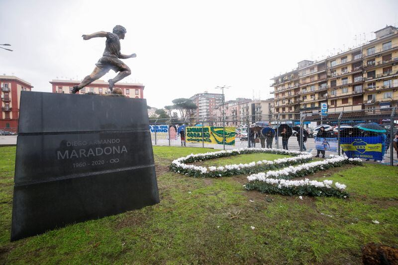 Estatua de Maradona levantada en su honor en Nápoles.  