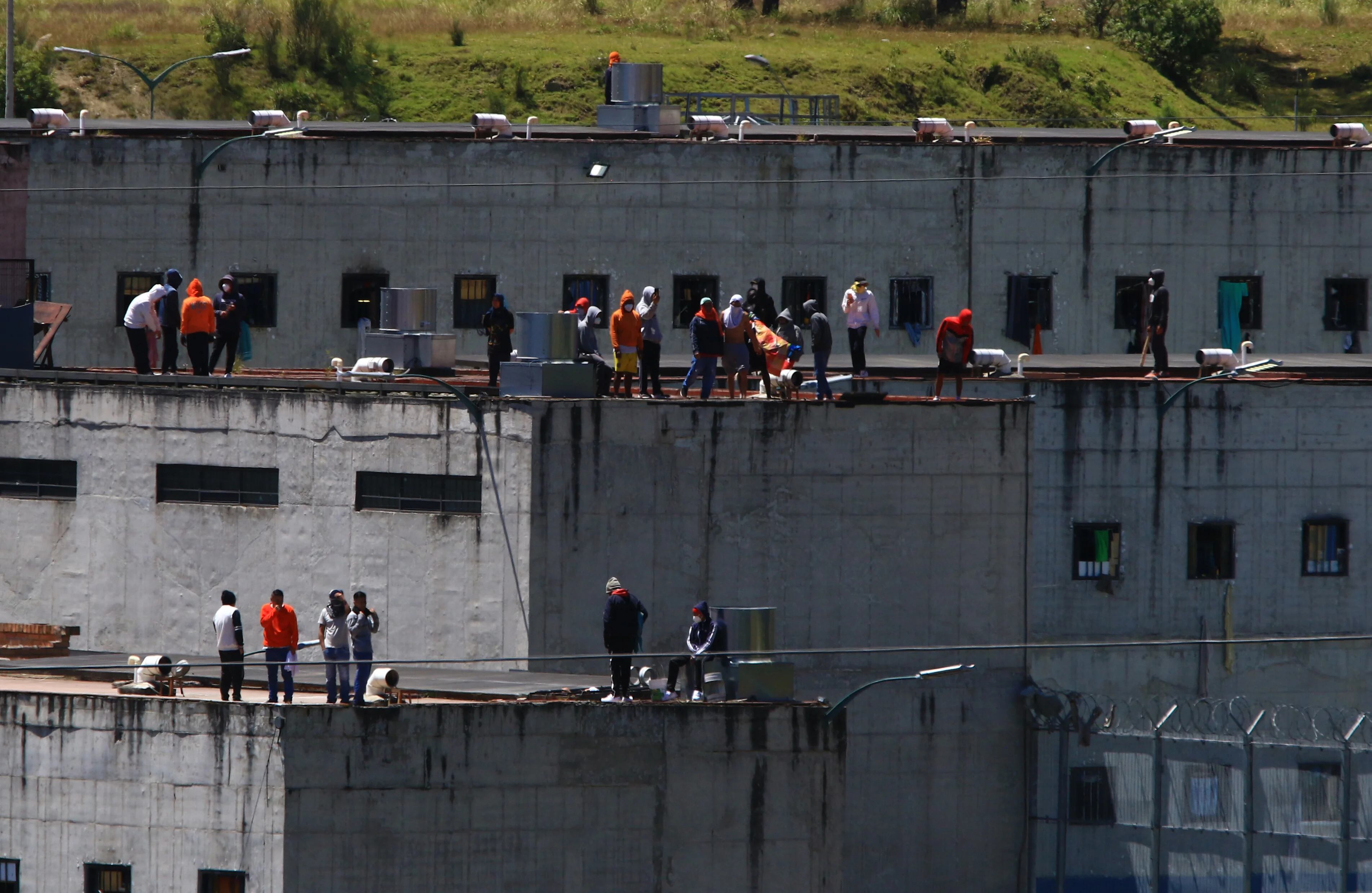 Sigue el motín en una cárcel de Ecuador: policías y guardias son retenidos por los presos