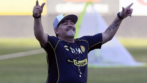 Maradona baila al ritmo de la porra de los 500 aficionados de Dorados (Fotobaires)