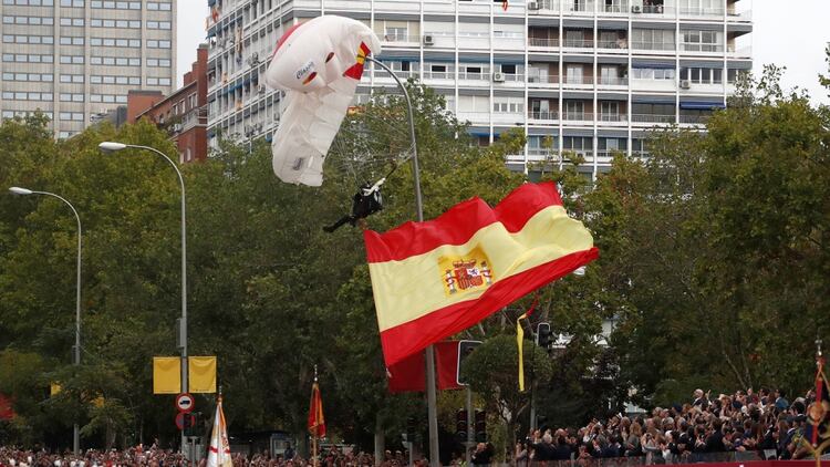 El desfile por el DÃ­a de la Fiesta Nacional espaÃ±ola comenzÃ³ de forma accidentada este sÃ¡bado (REUTERS/Sergio Perez)