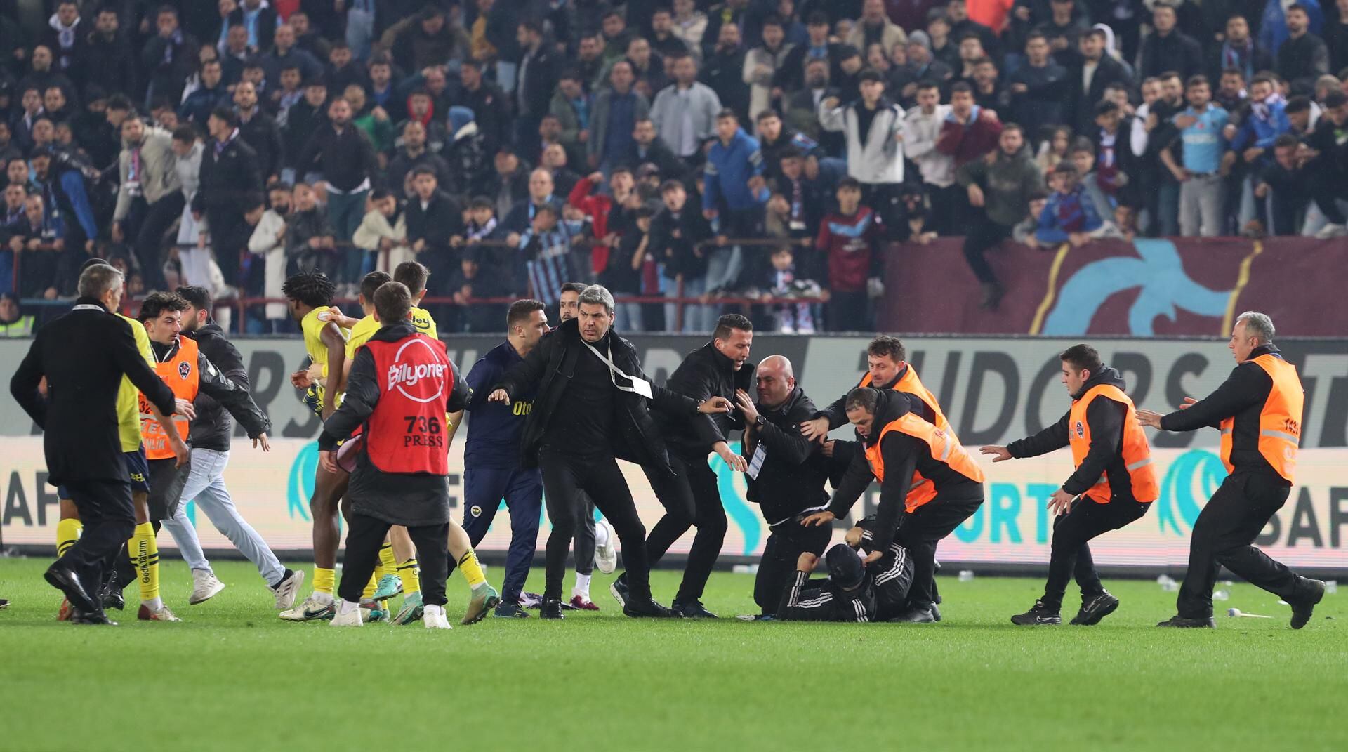 Batalla campal en Turquía entre jugadores del Fenerbahce y aficionados del Trabzonspor