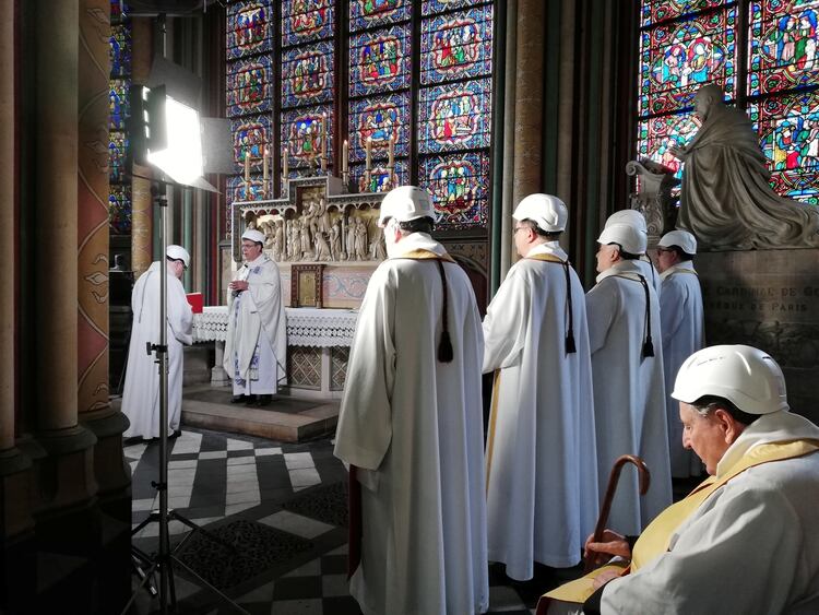Los sacerdotes usaron cascos durante la ceremonia (Karine Perret/Pool via REUTERS)