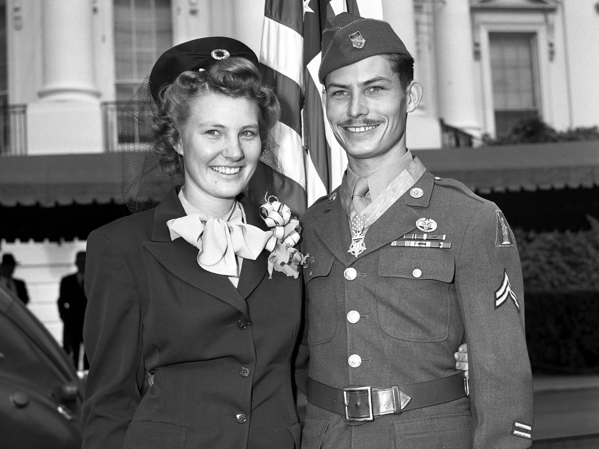 Desmond Doss junto a su esposa durante la ceremonia de entrega de la Medalla de Oro.
