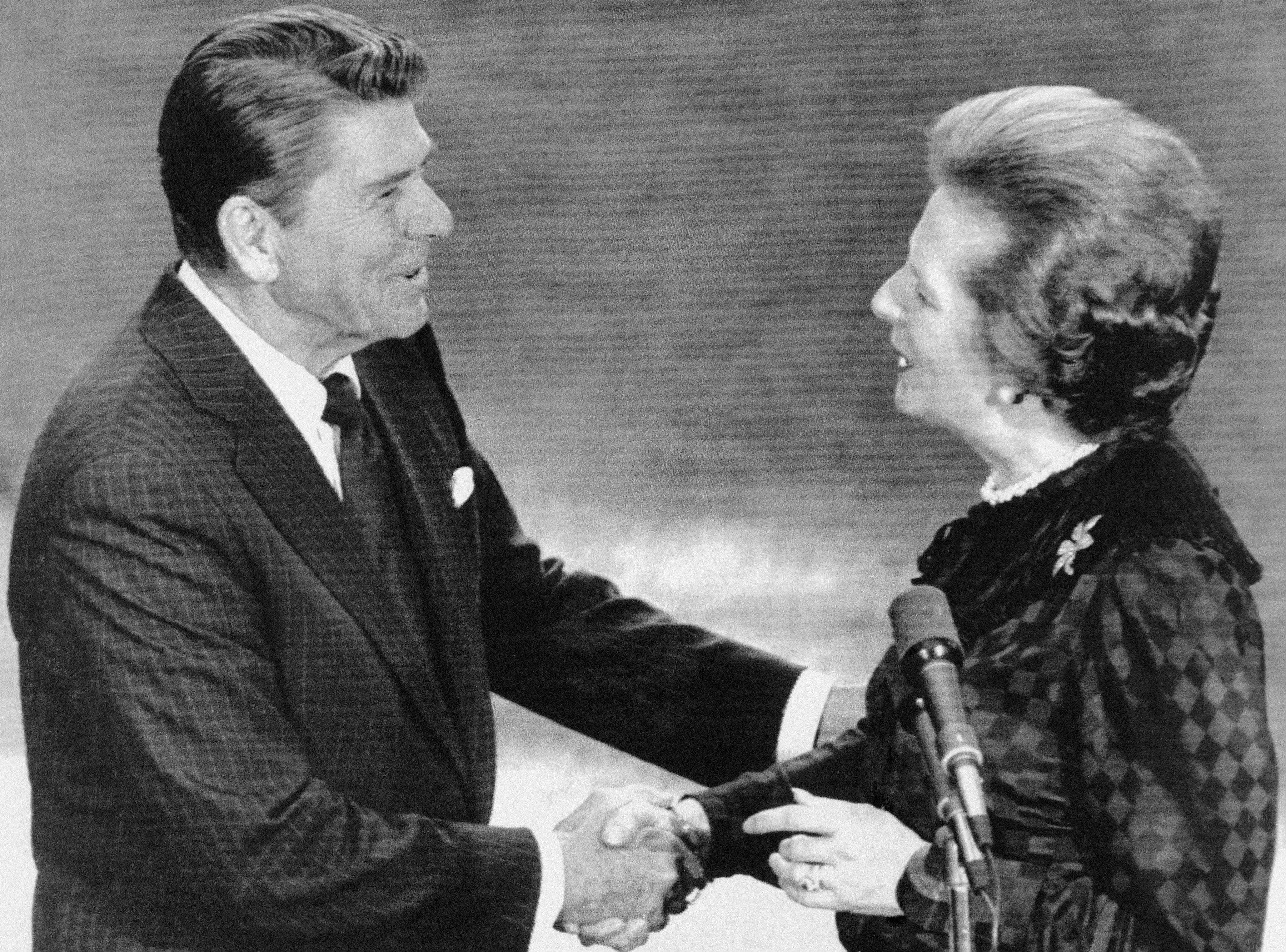 Malvinas - Ronald Reagan Shaking Hands with Margaret Thatcher