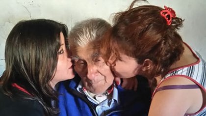 Una de las últimas fotos de Don Pedro, con sus nietas