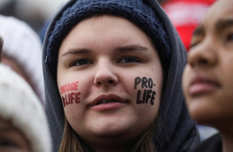 Una joven activista en contra del aborto, durante la Marcha anual por la Vida, en Washington (REUTERS/Leah Millis)