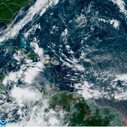 Las condiciones ambientales parecen propicias para la formación de un ciclón pero, independientemente de su desarrollo, el sistema va a producir lluvias fuertes, con posibles inundaciones repentinas, sobre sectores del sureste de México, América Central y el oeste de Cuba durante los próximos días. EFE/NOAA-NHC /Archivo
