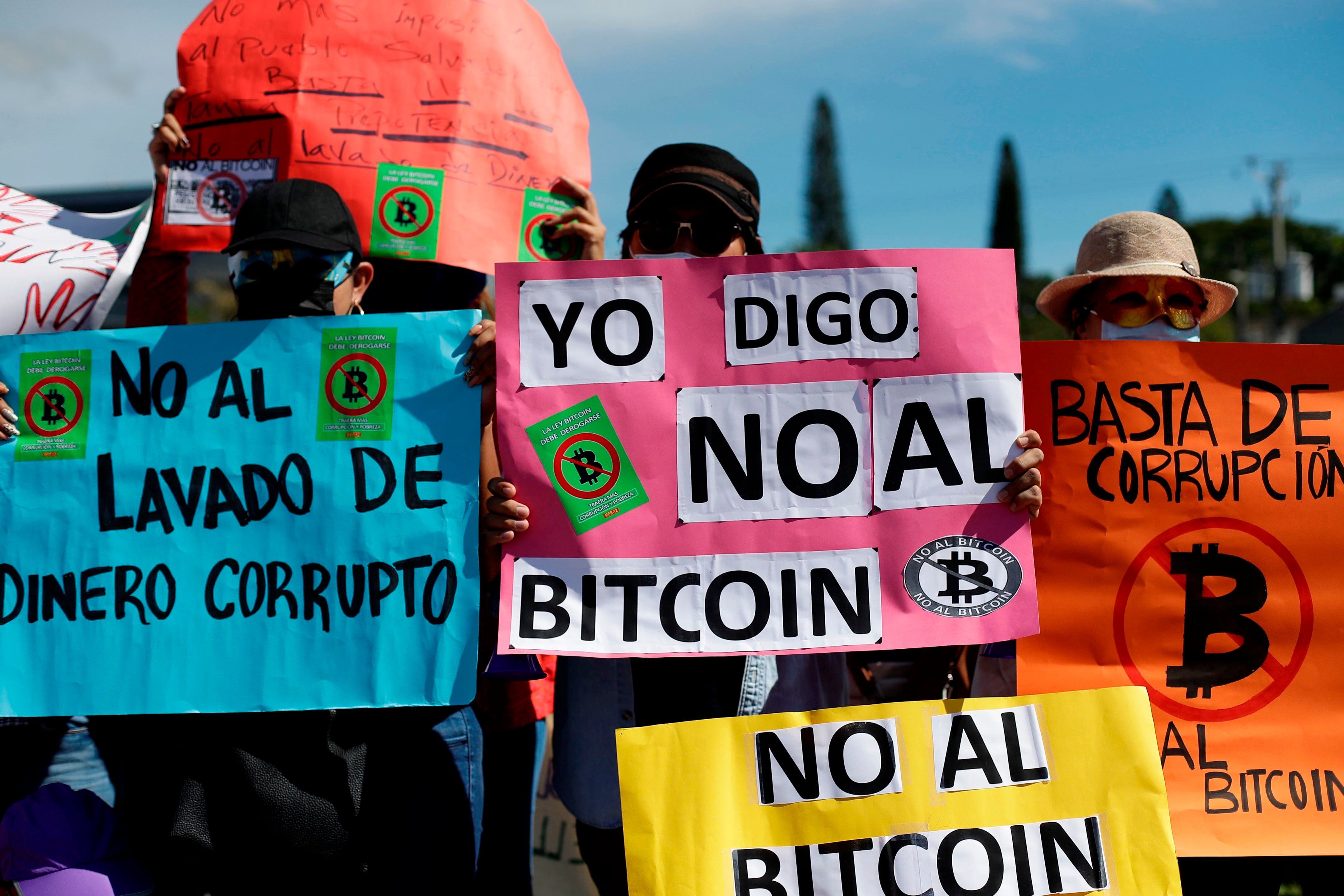 Ciudadanos protestan en contra del uso del bitcóin como forma de pago, en San Salvador (El Salvador). (EFE/Rodrigo Sura)