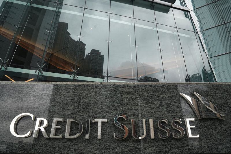 FOTO DE ARCHIVO: El logotipo de Credit Suisse frente a su edificio de oficinas en Hong Kong, el 21 de marzo de 2023. REUTERS/Lam Yik