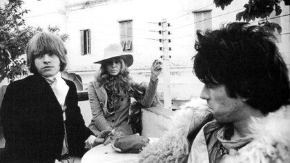 Brian Jones, Anita Pallenberg y Keith Richards: tres son multitud