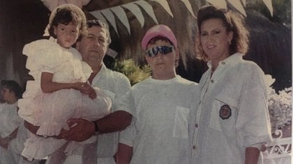 Pablo Escobar junto a sus hijos Manuela y Juan Pablo, y a su esposa Victria Henao(Victoria Eugenia Henao – Editorial Planeta)
