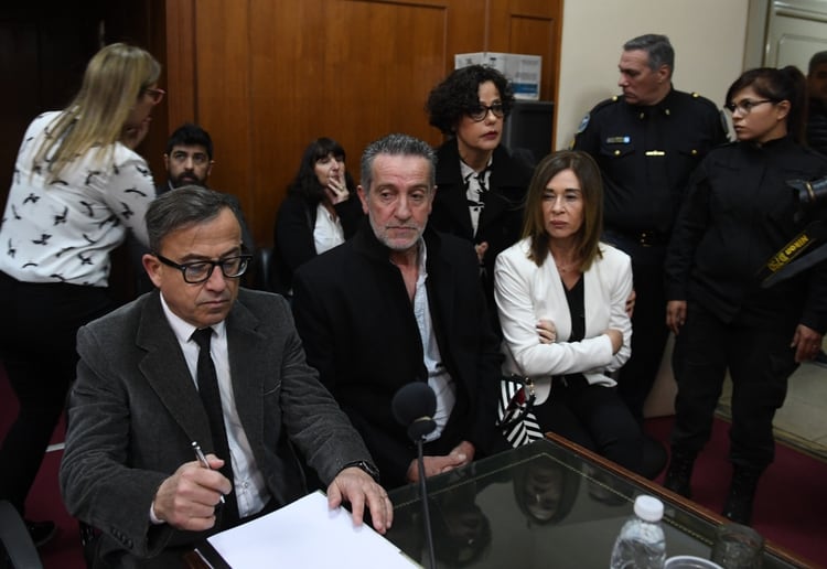 Ariana Aruj y José Luis Mendizábal, padres de Macarena, junto al abogado querellante