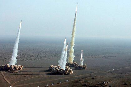 Fotografía sin fecha que muestra el lanzamiento de varios misiles balísticos desde las plataformas móviles de la Guardia Revolucionaria de Irán. Agência EFE / FARS FOTO CEDIDA / Archivo