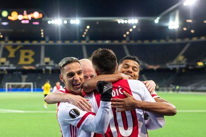 Neres y Tadic intervinieron en el marcador del partido (Foto: Alessandro Della Valle/EFE) 