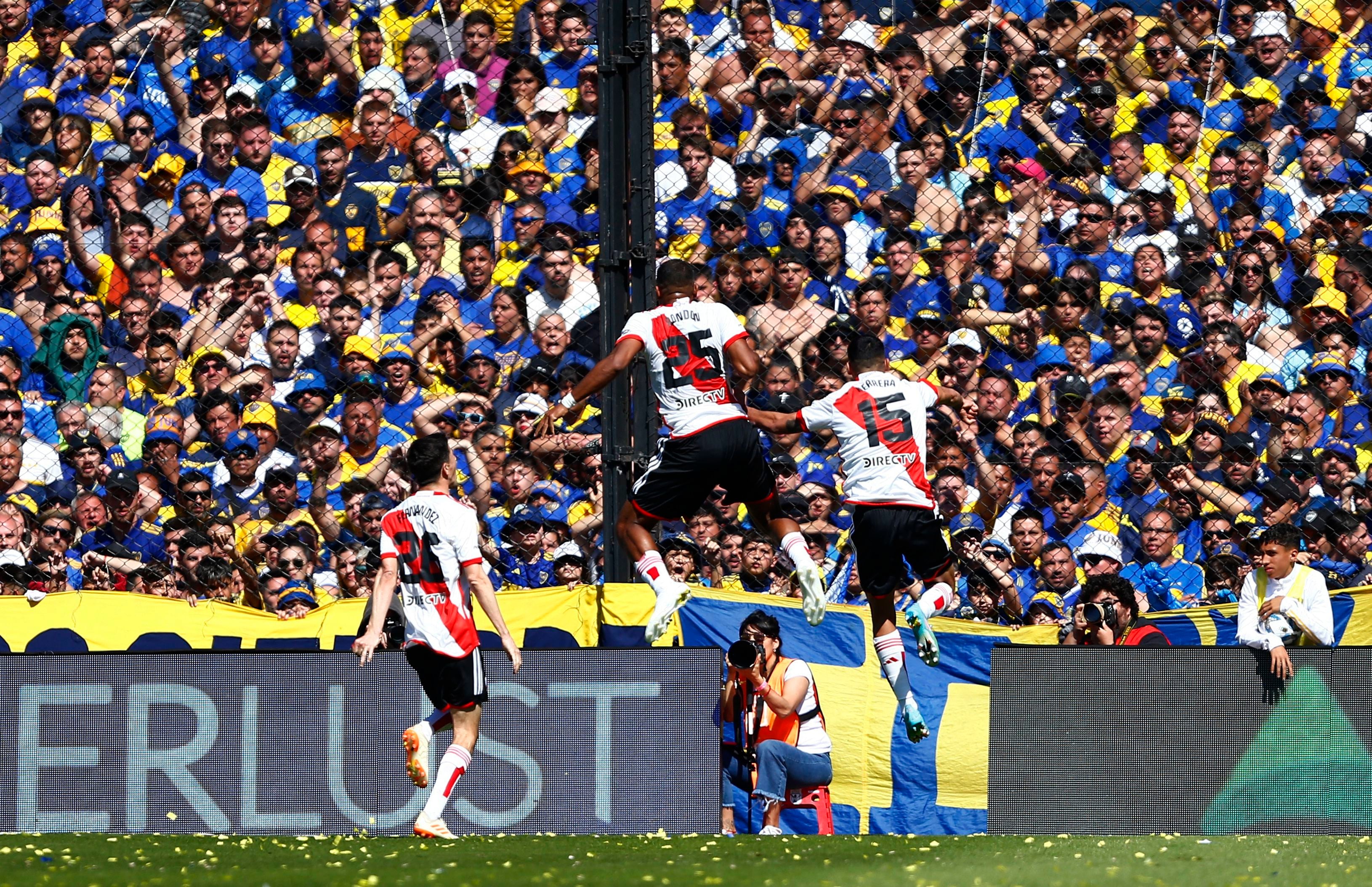 Los jugadores de River Plate festejan el gol de Salomón Rondón a Boca Juniors en el Superclásico (REUTERS/Cristina Sille)