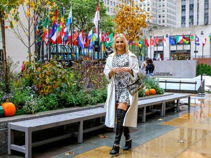 Irina Baeva disfrutó de un día lluvioso paseando por las calles de Midtown, en Manhattan. La actriz española de telenovelas lució un vestido animal print, un piloto y unas bucaneras (Foto: Splash News / The Grosby Group) 
