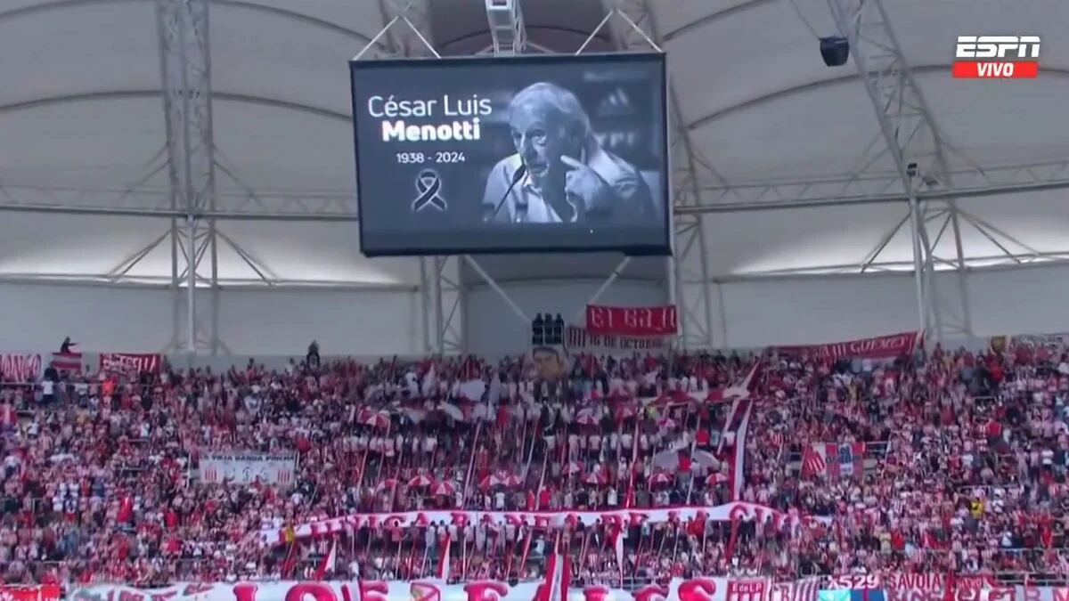 El homenaje a Menotti en el medio de la final de la Copa de la Liga: la conmovedora reacción de los hinchas de Estudiantes
