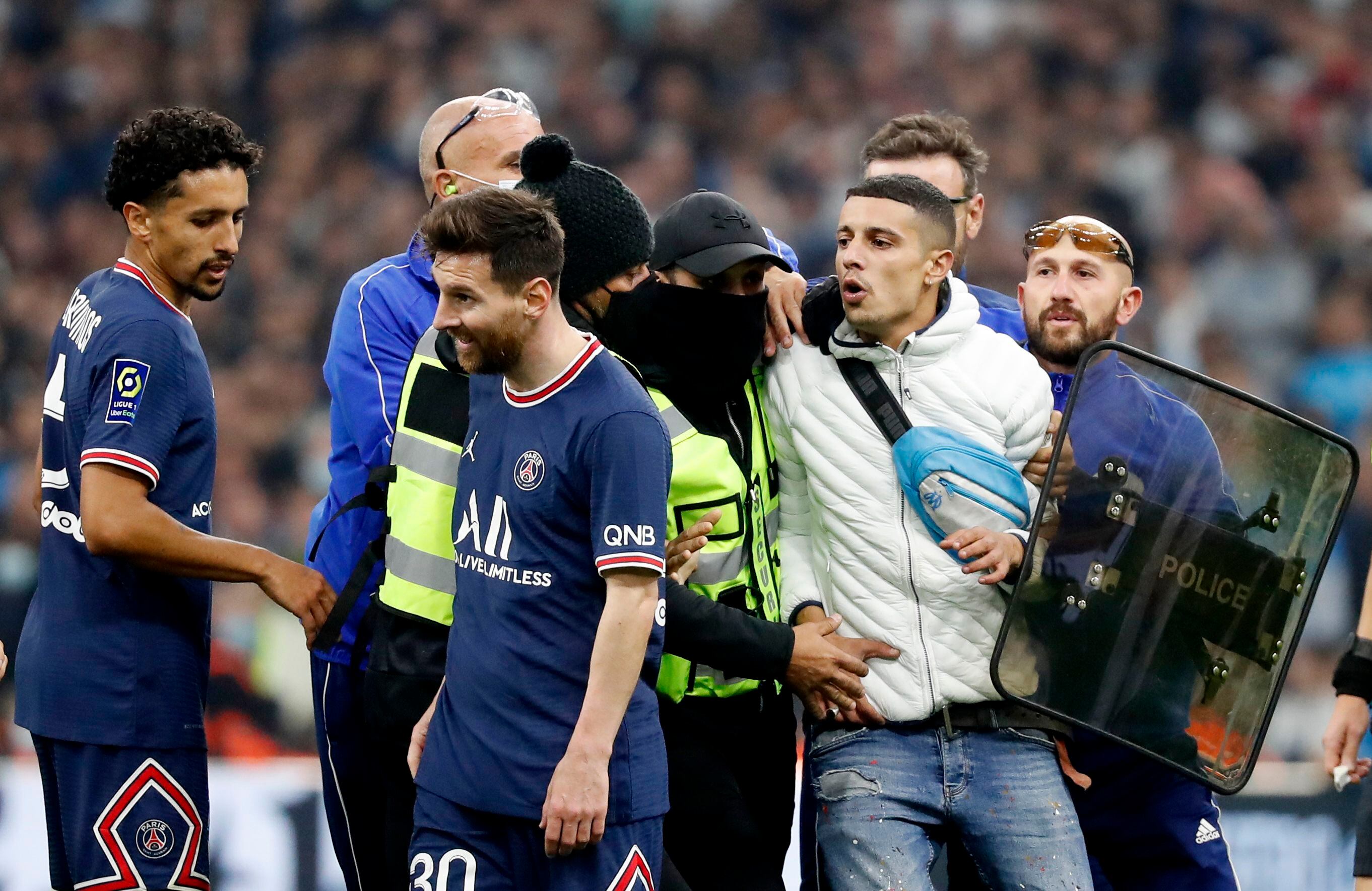 Un intruso cortó un ataque del PSG para saludar a Messi (Reuters)