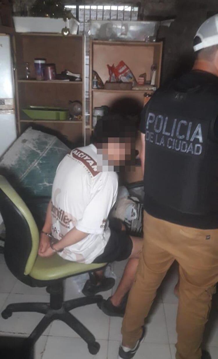 Ambos son de nacionalidad argentina, y tienen 20 y 21 años de edad