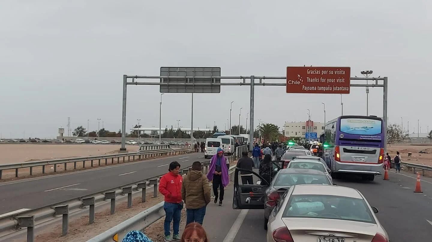 Casi un centenar de migrantes bloquearon el tránsito en la frontera de Chile y Perú - crédito Hans Gotterbarm / Cooperativa de Chile