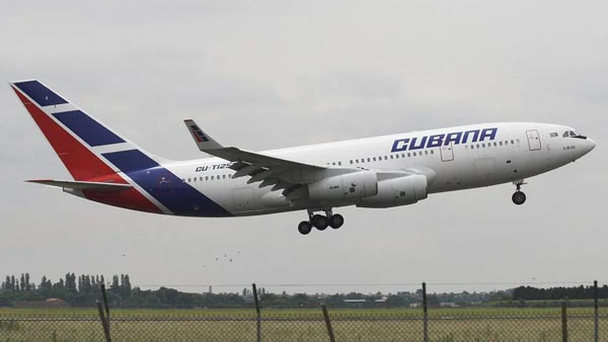 El régimen de Cuba suspendió los vuelos de su aerolínea estatal entre la isla y Argentina