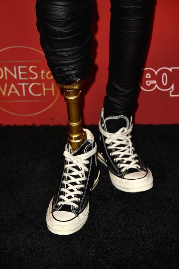 Lauren Wasser muestra su pierna prostática durante una gala (Getty Images)